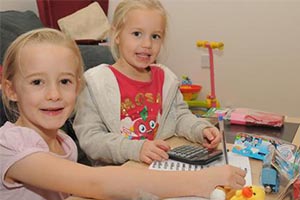 Δυο κορίτσια, 4 και 7 χρονών… οι πιο μικρές επιχειρηματίες!