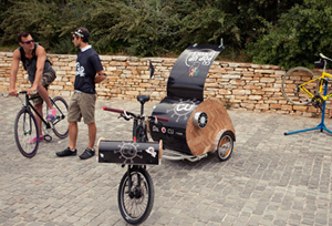 Επισκευάζουν δωρεάν ποδήλατα… «ταξιδεύοντας» μέσα στην Αθήνα!