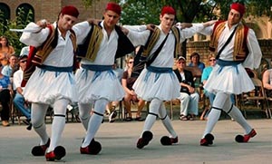 Παραδοσιακοί ελληνικοί χοροί: γιατί να γίνουν το χόμπι μας;
