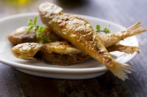Τηγανητό ψάρι με άρωμα σκόρδου