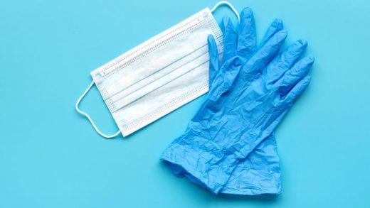 Απομακρύνετε τα γάντια και τη μάσκα, αποφεύγοντας την επαφή με τα μικρόβια