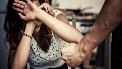 Ενδοοικογενειακή βία: Θύτης και θύμα σε κοινό παρονομαστή