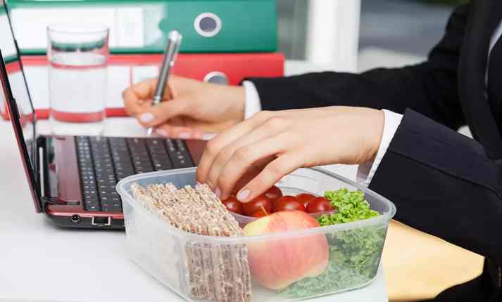 Η διατροφή του εργαζόμενου: πώς να παραμείνετε υγιείς και γεμάτοι ενέργεια