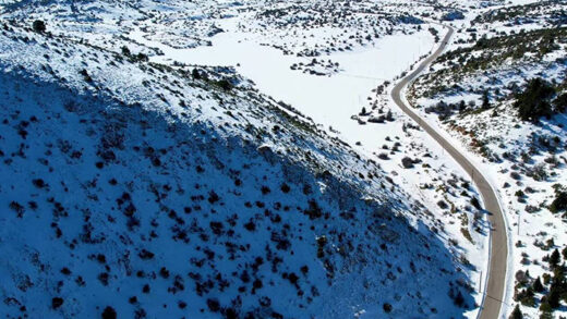 Η επιβλητική Ζήρεια και η παγωμένη λίμνη Δασίου