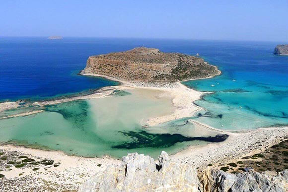 Η Vogue ξεχώρισε τις «πιο όμορφες ελληνικές παραλίες για βουτιές»- κι ένα νησί έχει τρεις! 