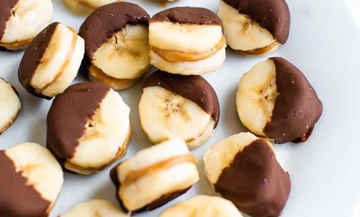 Healthy snack: Μπουκίτσες μπανάνας με φυστικοβούτυρο και μαύρη σοκολάτα!