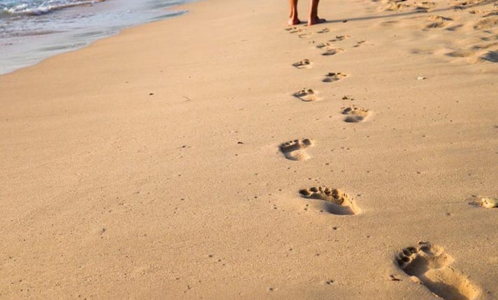 Η ευεργετική συνήθεια του να περπατάς ξυπόλυτος-η στην αμμουδιά!