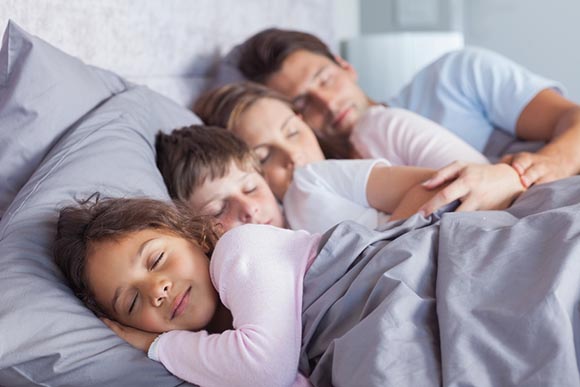 Κοιμούνται τα παιδιά στο κρεβάτι σου; Ιδού μια θεωρία που υποστηρίζει ότι θα έπρεπε να το ξανασκεφτείς