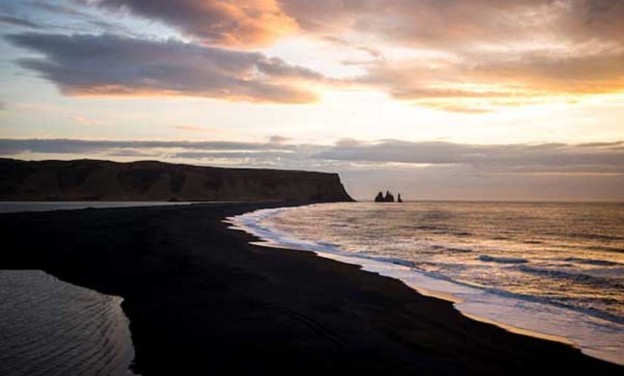 Μια ασυνήθιστη μαύρη παραλία στην Ισλανδία!