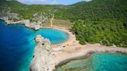 Οι καλύτερες παραλίες κοντά στην Αθήνα