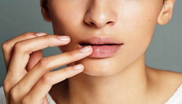 Πείτε όχι στα σκασμένα και ταλαιπωρημένα χείλη, με 5 έξυπνα tips