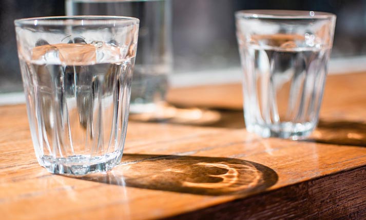 Πόσο νερό πρέπει να πίνεις; Η απάντηση δεν είναι 8 ποτήρια