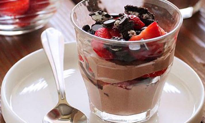 Σοκολατένιο παρφέ με γιαούρτι, σοκολάτα, όρεο και φράουλες