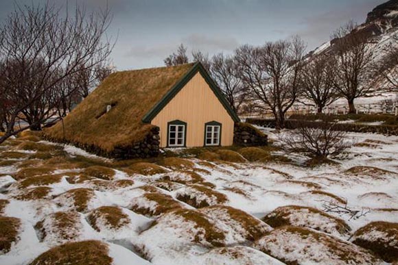 Το παραμυθένιο ισλανδικό χωριό Χοφ και η ιδιαίτερη αρχιτεκτονική του
