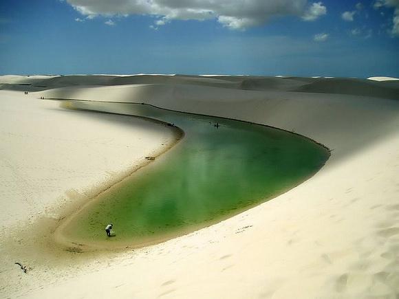 Υπέροχες ασυνήθιστες εικόνες στις ερήμους του κόσμου